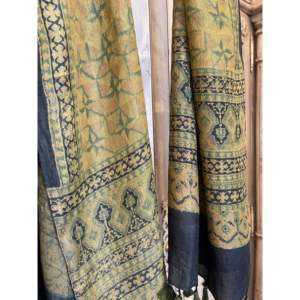 Bufanda Larga de Seda Ajrakh Tussar con Estampado a Mano, Diseño de Diseñador, Material Satinado, Multifuncional, para Verano e Invierno, Color Cúrcuma - Product Image 5