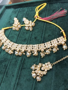 Exclusivo juego de collar de cristal antiguo de sombra dorada estilo Bollywood - Product Image 5