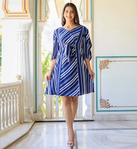 Vestido azul de rayón con estampado de rayas, línea A, mangas abullonadas, tela suave y cómoda, diseño de cuello en V, creado para mujeres que buscan un atuendo elegante. - Product Image 6
