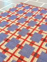 Tapis en laine et jute tissé à la main beige, bleu et rouge à bas prix |   Tapis moderne à poils plats, motif à carreaux texturé, tapis kilim lavable