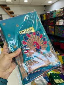 ชุดส่าหรีผู้หญิงพร้อมผ้าปาลูลายนกยูงและงานปักมือแบบปาธานีทั่วทั้งผืน พร้อมเสื้อคลุมดีไซน์เนอร์ ผลิตในอินเดีย - Product Image 4