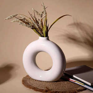 Vase en forme de donut minimaliste blanc, pot à fleurs en céramique et métal fait main pour table d'intérieur, décoration intérieure contemporaine INS - Product Image 4