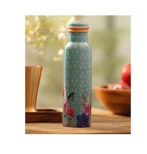 Diseños muy notables Botella de agua de cobre puro Diseño impreso Agua disponible para regalar en aniversario o Baby Shower - Product Image 1