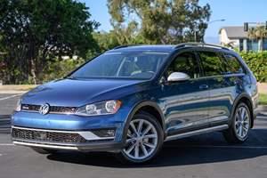 Volkswagen Golf Alltrack SE 2017 d'occasion en bon état, boîte manuelle 6 vitesses, transmission intégrale, bleu soyeux métallisé, non modifiée, sans réserve - Product Image 2