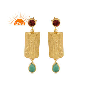 Pendiente colgante de piedras preciosas de ónix verde y granate chapado en oro de 18 quilates, joyería fina Demi - Product Image 1