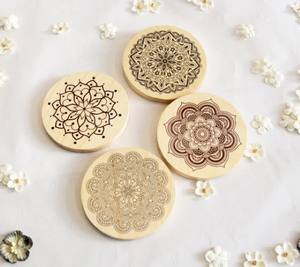 Les sous-verres Mandala en bois sont représentés dans l'image Ces sous-verres présentent des motifs de mandala complexes brûlés dans le bois - Product Image 2