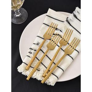 Ensemble de couverts contemporains avec un design artistique pour les espaces de restauration tendance et une présentation de repas raffinée - Product Image 1