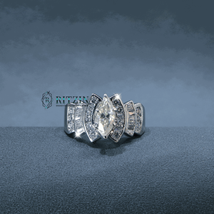 แหวนหมั้นสำหรับผู้หญิงสไตล์อาร์ตเดคโคเจียระไนเพชรทรงขนมปังฝรั่งเศส - Product Image 1