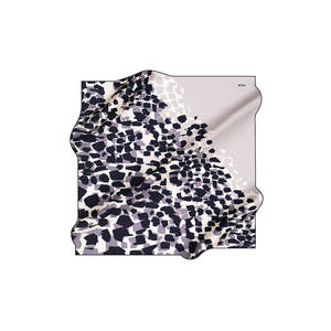 Pañuelo Cuadrado de Crepé de Seda Beige con Estampado Geométrico - Product Image 1