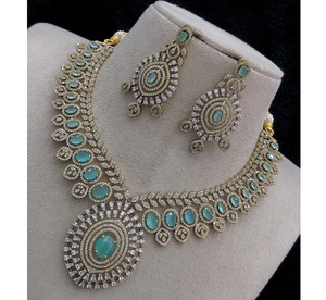Ensemble collier et boucles d'oreilles tendance de qualité supérieure en laiton plaqué or avec pierres CZ, classique, pour femmes, pour les occasions spéciales comme les mariages. - Product Image 1