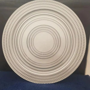 Placa de cargador redonda con borde de cuentas plateadas de diseñador para decoración de mesa de comedor, servicio de fiesta y uso de mesa de boda - Product Image 1