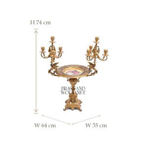 Candelabros multibrazo de latón antiguo con placa decorativa floral con detalles adornados diseño de inspiración vintage y lujoso clásico - Product Image 5