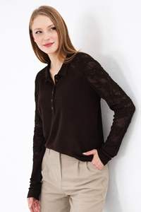 Elegante Blusa de Punto con Cuello Alto para Mujer - Blusa de Tricot Blanca con Patrón de Rosas y Encaje, Manga Larga, Estilo Chic - Product Image 2