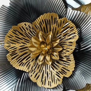 กระจกติดผนังดีไซน์ดอกไม้ทันสมัยทนทานสำหรับเป็นของขวัญแต่งงานกระจกติดผนังโลหะสีทองสำหรับห้องนั่งเล่นและห้องนอน - Product Image 6