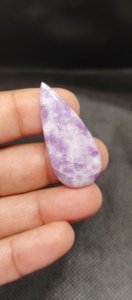 พลอยลาพิโดไลต์สีน้ำเงินทรงหลังเบี้ย ขัดเงาธรรมชาติ สำหรับทำเครื่องประดับ พลอยหลวมขายส่ง UDGEMS รุ่น 452 คุณภาพสูง - Product Image 6