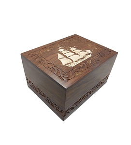 Urnes décoratives Urne en bois Boîte de rangement pour cendres Gravure de bateau et conception de bordure Urne funéraire personnalisée pour cendres Fabriquée à la main - Product Image 4