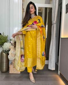 Ensemble Kurti et Bas en Tissu Soie J-Card Viscose Lourde Jaune, Coupe Droite Légère avec Bordure Fantaisie et Dupatta pour Adulte - Product Image 4