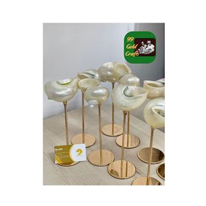 GOBELET MARTINI EN COQUILLE DE CONQUE NATURELLE DE LUXE FAIT MAIN GOBELET EN OR ET ARGENT POUR UNE UTILISATION DÉCORATIVE POUR LES ÉVÉNEMENTS - Product Image 1