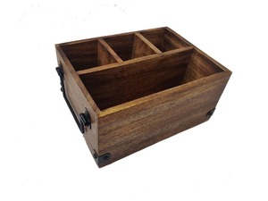 Porte-couverts en bois élégant avec un aspect antique adapté aux arrangements de table à manger traditionnels et à la décoration intérieure - Product Image 4