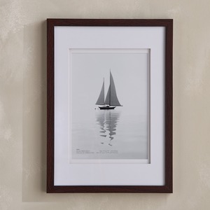 Marco de fotos de brillo dorado artístico de lujo diseñado para mejorar las fotos con gracia y encanto contemporáneo - Product Image 2