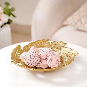 Plateau décoratif en aluminium à plumes dorées, artisanat en métal, plat à bibelots de mariage, porte-clés, bijoux, accent de luxe, centre de table - Product Image 2