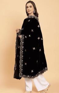 Dupattas de terciopelo de diseñador para mujeres al por mayor ingeniosamente bordadas con bordes de recortes para ocasiones festivas y de boda - Product Image 2