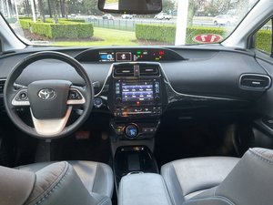 Occasion Clean 2017 Toyo-ta Prius Four Touring essence/électrique V4 1.8L FWD - Product Image 4