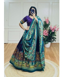 ชุดเลเฮนกาโชลีผ้าไหมทัสซาร์ลายคาลัมคารี |   ชุดงานออกแบบงานเทศกาลลายฟอยล์ - Product Image 4