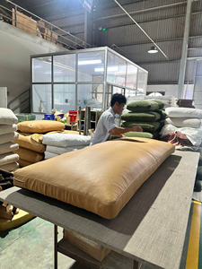 Sofá de Cuero Genuino de Estilo Moderno de Mediados de Siglo, Sofá de 3 Plazas con Brazos Enrollados y Detalles de Tachuelas para Sala de Estar - Product Image 5