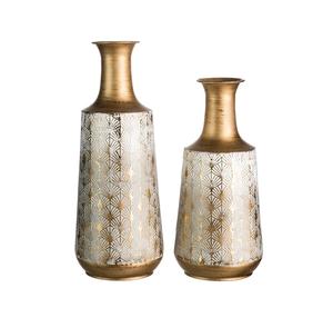 Florero de aluminio de marca privada con superficie metálica brillante y abertura estrecha para centros de mesa florales modernos - Product Image 1