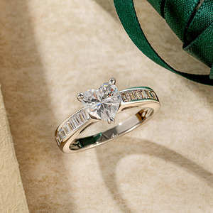 แหวนหมั้นรูปหัวใจแบบกำหนดเองของ Jeulia พร้อมวงแหวนเพชรทรงเหลี่ยมมรกต - Product Image 4