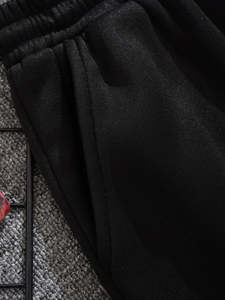 Pantalones cortos de tiro medio tejidos regulares negros para hombres con estilo, cuatro bolsillos, cierre de botón con cremallera y cinturón - Product Image 3