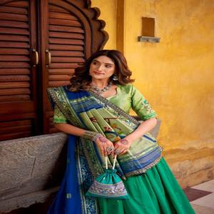 Conjunto de Lehenga Choli de Seda Suave VASTRA COTTAGE con Bordado de Hilo de Lentejuelas y Tejido Zari, Encaje, Diseño de Ropa de Novia - Product Image 3