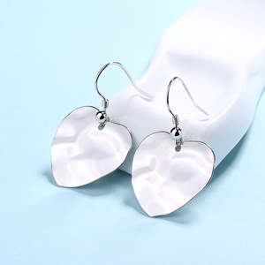 Orecchini Pendenti Martellati Placcati Oro Argento Sterling Trendy con Diamante a Cuore e Perla in Oro Bianco/Rosa per Fidanzamento - Product Image 2