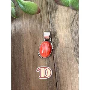 Pendentif artisanal Navajo en huître barbelée et argent sterling avec breloque en or rose et zircon cubique - Product Image 5