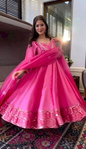 Nouveau traditionnel indien pakistanais soie Salwar Kameez robe costume Anarkali Style robe pour les femmes prix de gros robe Bollywood - Product Image 2