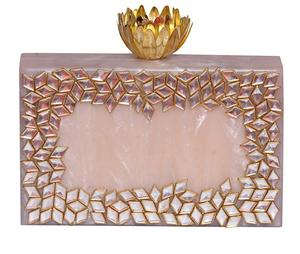 Sling Bag de resina de noche nupcial exquisitamente hecho a mano, de estilo recién llegado de diseñador, que muestra un encanto único - Product Image 4