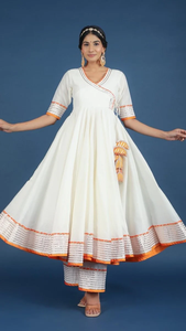 Conjunto Angrakha Moderno de Algodón y Seda NOOR |   Atuendo Blanco Midi para Fiestas, Bodas, Graduaciones y Diwali, Ropa de Primera Calidad - Product Image 3