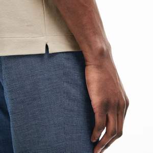 Polo de algodón elástico con logotipo bordado personalizado, camisa de ajuste Regular, color Beige claro, piqué con solapa de botón oculto y Rib, 100% - Product Image 5