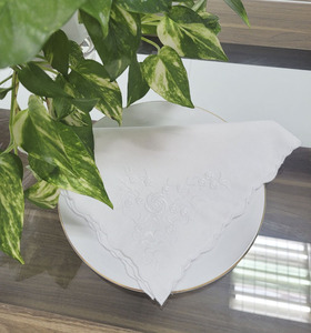 Broderie personnalisée de fleurs de roses blanches Serviette de table en coton de haute qualité Boarder festonné Serviette de table pour la maison, l'hôtel et les événements - Product Image 2