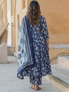 Añade un Toque de Elegancia Real a tu Guardarropa con esta Kurta/Kurti Bordada de Tela de Rayón Estampada para Mujer, Ideal para Fiestas, Atuendo Étnico Moderno - Product Image 4