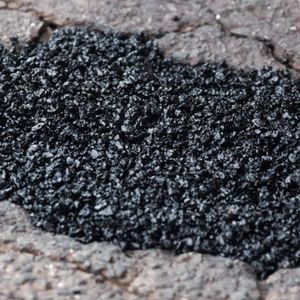 Material de asfalto de parche frío de aplicación rápida para reparaciones rápidas que mantienen las Carreteras seguras y accesibles - Product Image 1