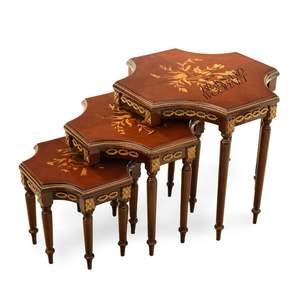 Ensemble de tables de service gigognes classiques de luxe en bois avec design octogonal et accents décoratifs dorés sculptés à la main - Product Image 1