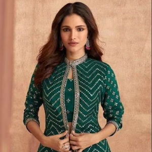 Traje Sharara de seda Banarsi de tela pesada moderna de diseñador para niñas vestido étnico indio y paquistaní Choli para fiestas hecho de viscosa - Product Image 1