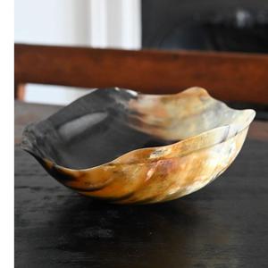 Bol de service en corne de buffle poli à la main avec une couleur naturelle et un design écologique - Product Image 1