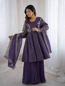 Ensemble de Palazzo Sharara élégant pour femmes avec belle broderie et séquence de travail parfait pour les fêtes et les mariages - Product Image 3