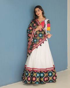 Magnifique ensemble Lehenga en coton vibrant pour les occasions de mariage et de fête lié à tous les yeux - Product Image 4