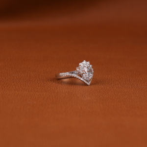 Anillo de compromiso de diamante cultivado en laboratorio chapado en oro sólido de 18 quilates con corte de estilo clásico, regalo de cumpleaños perfecto para ella - Product Image 6