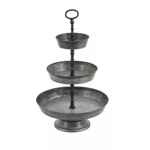 Plusieurs modèles de finitions classiques Support à gâteau vintage en métal galvanisé à 3 niveaux Idéal pour les fêtes de mariage par Decor impex - Product Image 1