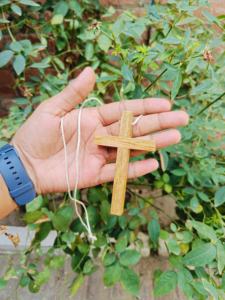 Collier pendentif croix en bois clair fait main avec cordon, bijou chrétien naturel élégant pour le quotidien et cadeau de Noël - Product Image 2